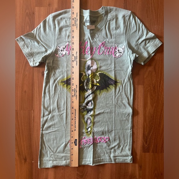 🆕 NWT Motley Crüe Dr. Feelgood T-shirt size small Hot Topic 🎸 - Picture 2 of 7